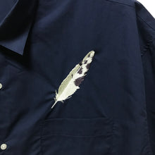 Load image into Gallery viewer, [Haibane Renmei + messa store] The Charcoal feather  embroidered loose fitting shirt -NAVY-
